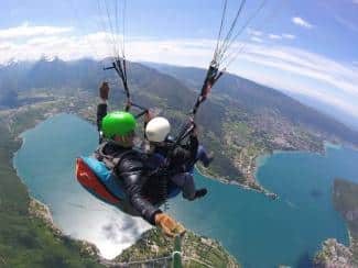 Parapente au-dessus du lac d'Annecy depuis le Col de la Forclaz