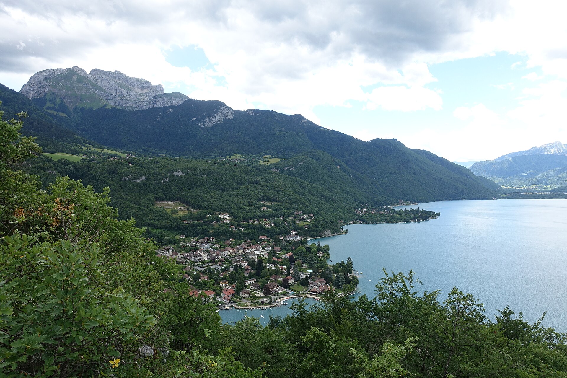Le Roc de Chère et la baie de Talloires sur le lac d'Annecy
