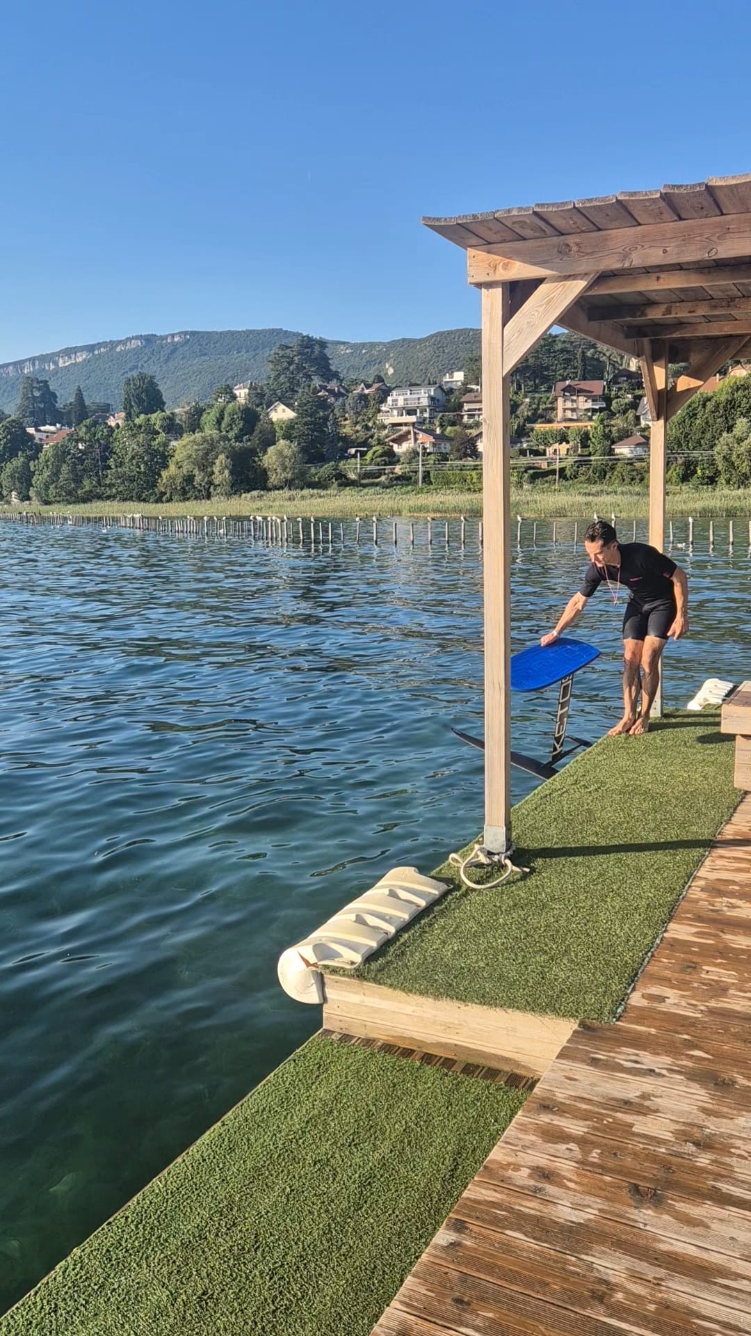 Préparation du pump foil sur un ponton du lac d'Annecy